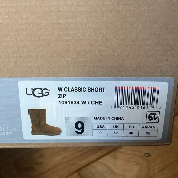 Good used condition UGG Classic Short - Picture 10 of 10